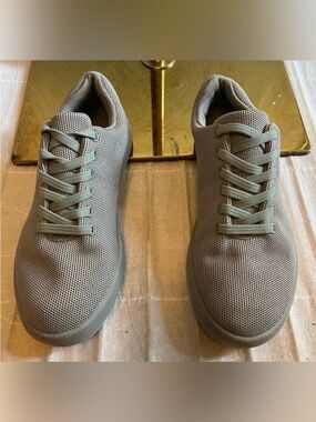Atoms Sneakers. Unisex Grey Minimalist Size 6 M & 7.5 W Made In South Korea